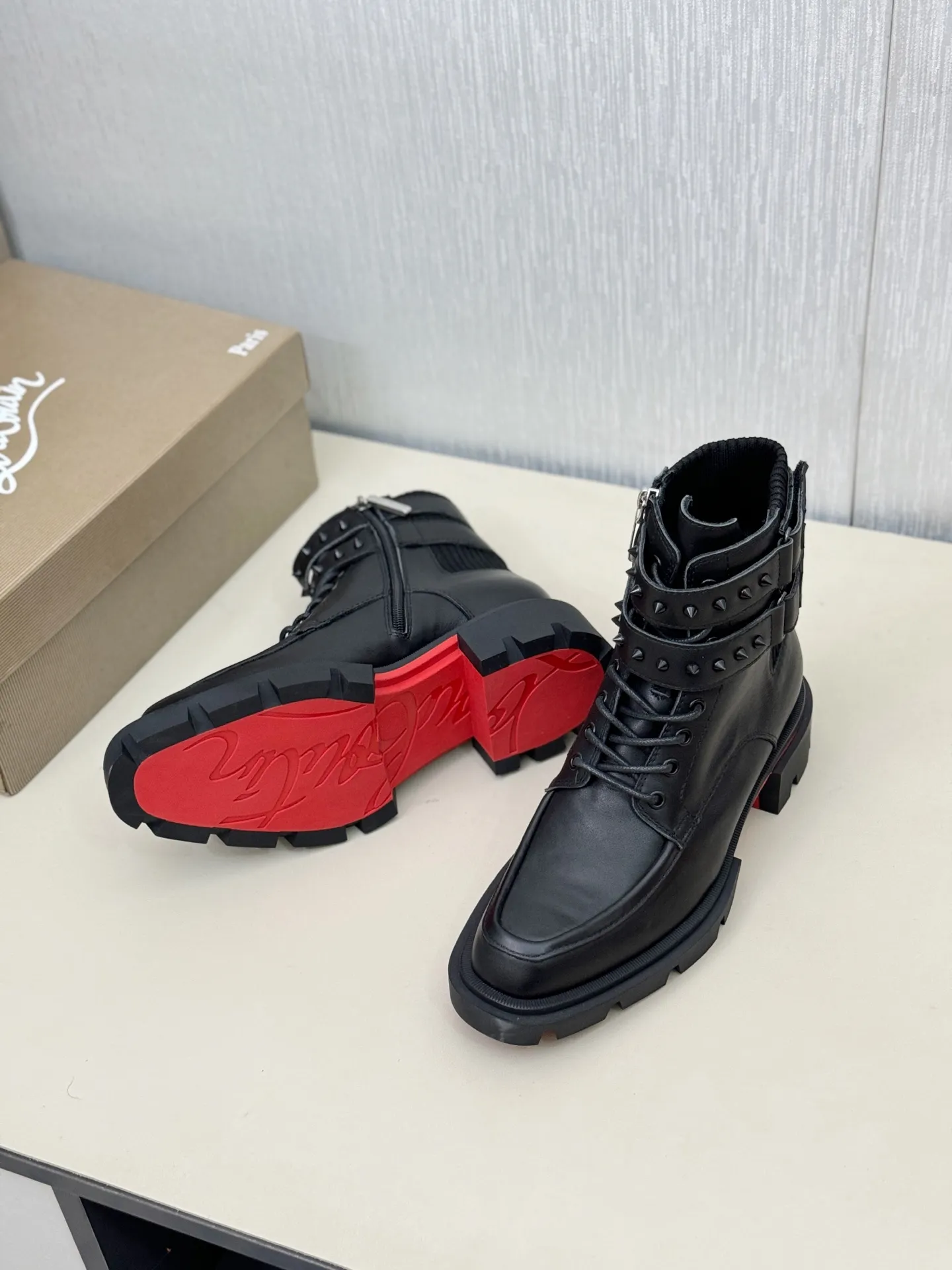 [CL～High-end men’s red-soled shoes] Top P: 940💰. Size: 39-44 (38.45.46 can be customized) 🆑Top original purchase agent Imported open-edge bead fabric and water-dyed cowhide inside 🉑️ Imported TPU rubber sole, wear-resistant and non-slip, full of European style.